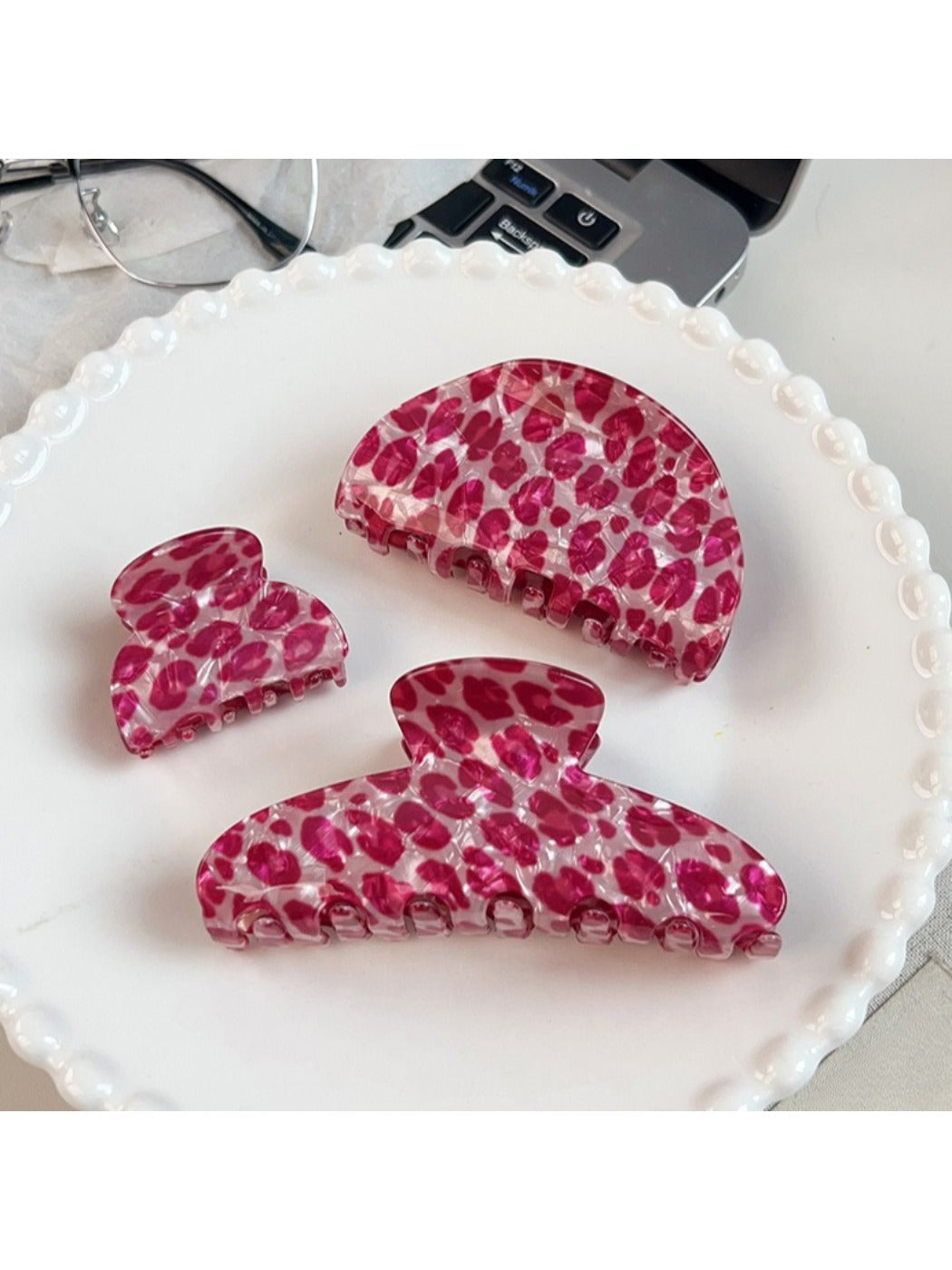 Side view of Beau pink leopard print half round claw clip highlighting claw teeth