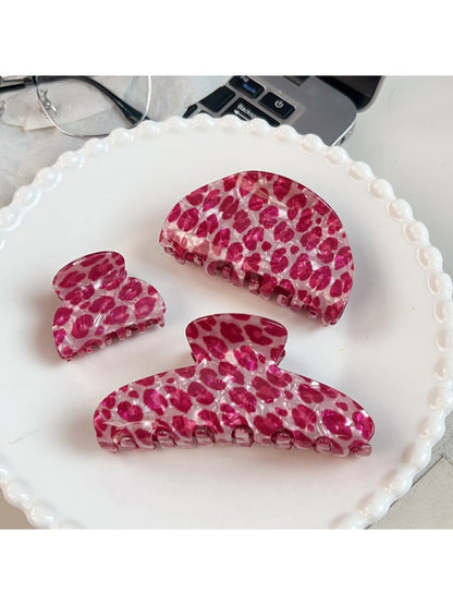 Side view of Beau pink leopard print half round claw clip highlighting claw teeth