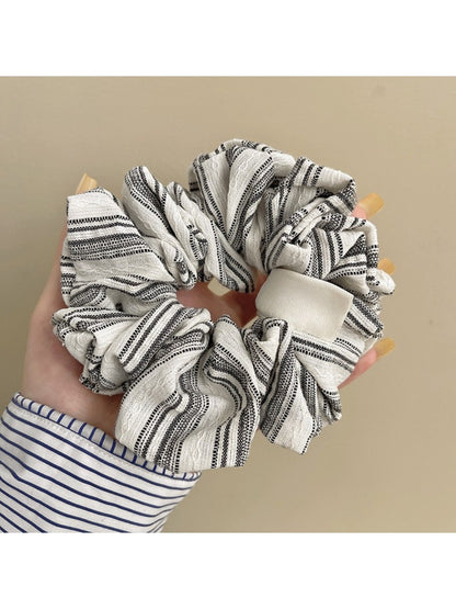 Gifty - Chic Striped Pleated Scrunchie