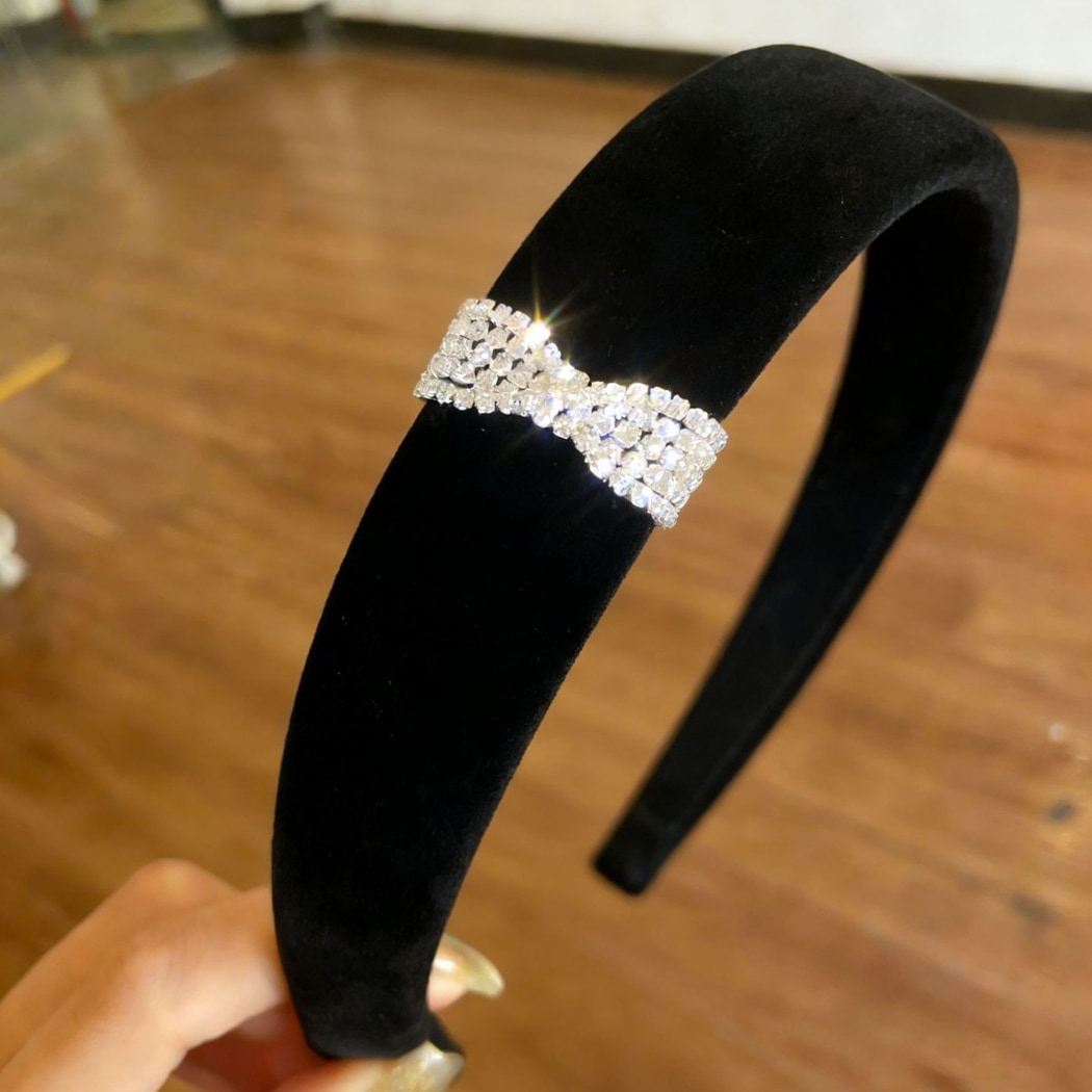 Gifty - Elegant Black Velvet Finish Headband