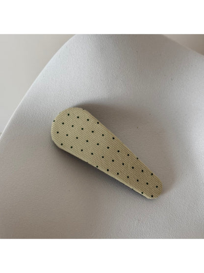 Beau hair clip clipped on a child's hair with natural outdoor lighting