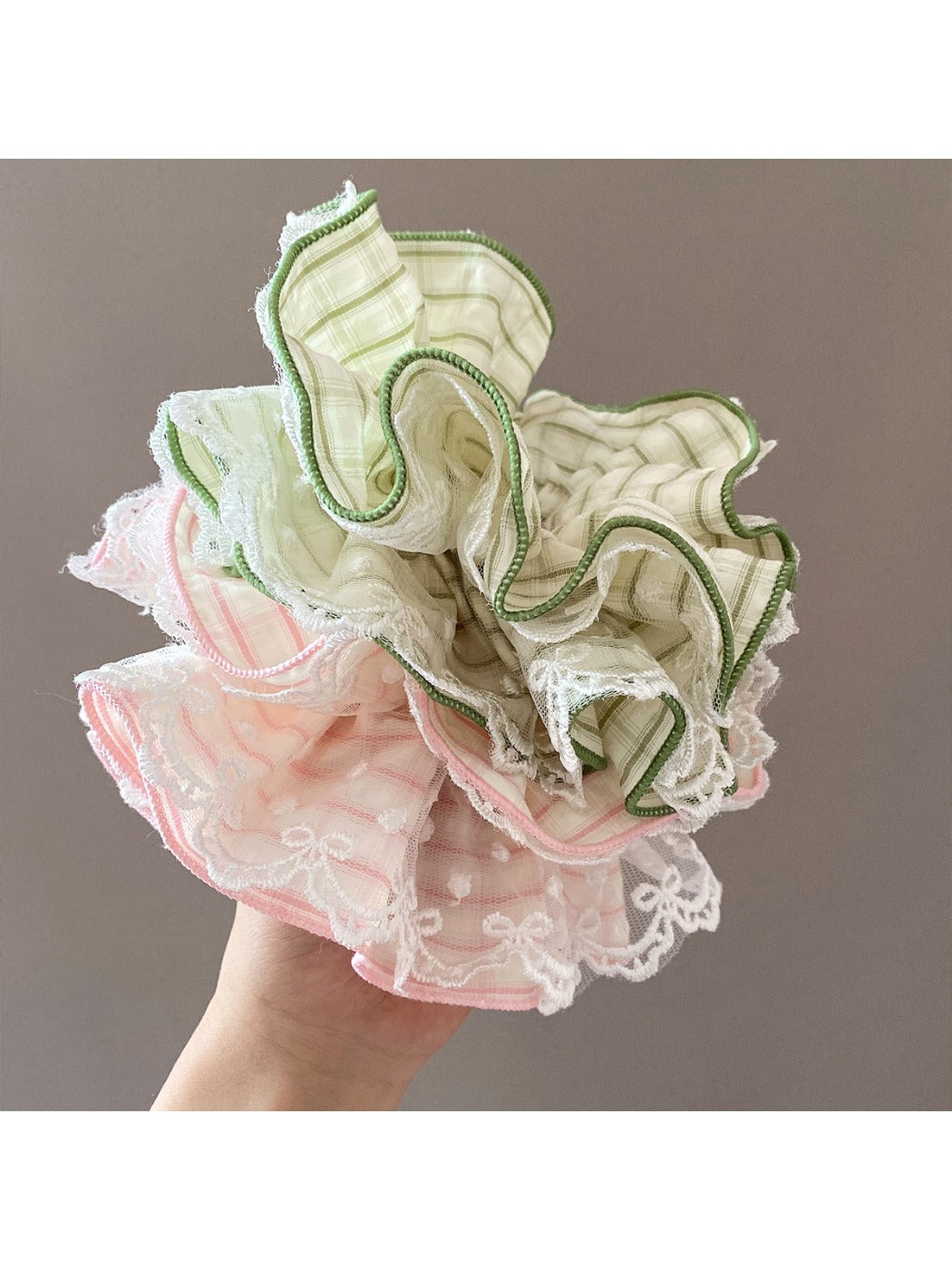 Gifty - Gingham Lace Trim Scrunchie