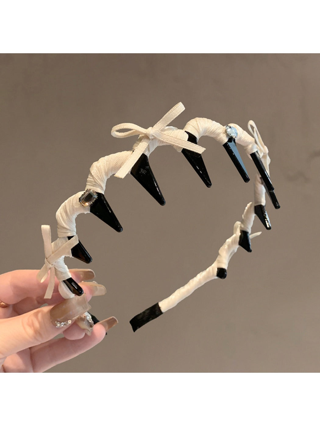 Close-up of Gifty bow toothed non slip headband showing textured teeth inside