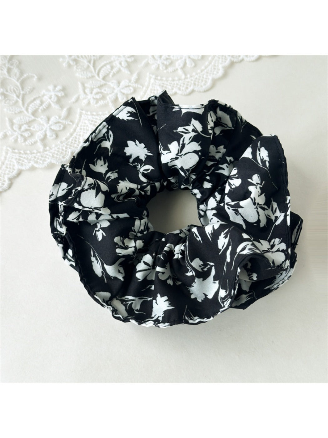 Gifty - Elegant Floral Print Scrunchie