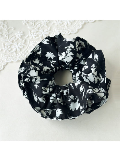 Gifty - Elegant Floral Print Scrunchie
