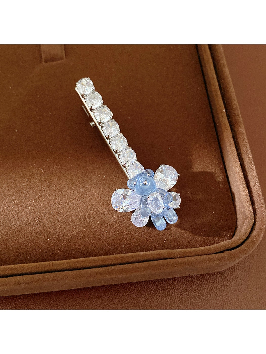 Beau - Butterfly Detail Bear Accent Duckbill Hair Clip