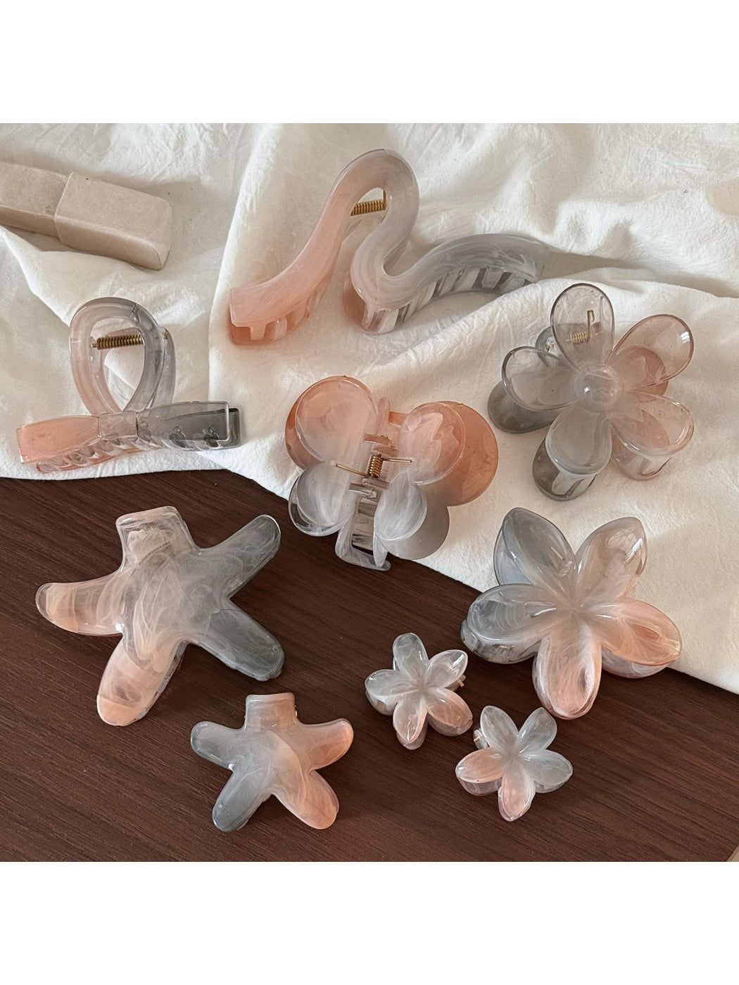 Beau - Glossy Plastic Flower Shape Claw Clip
