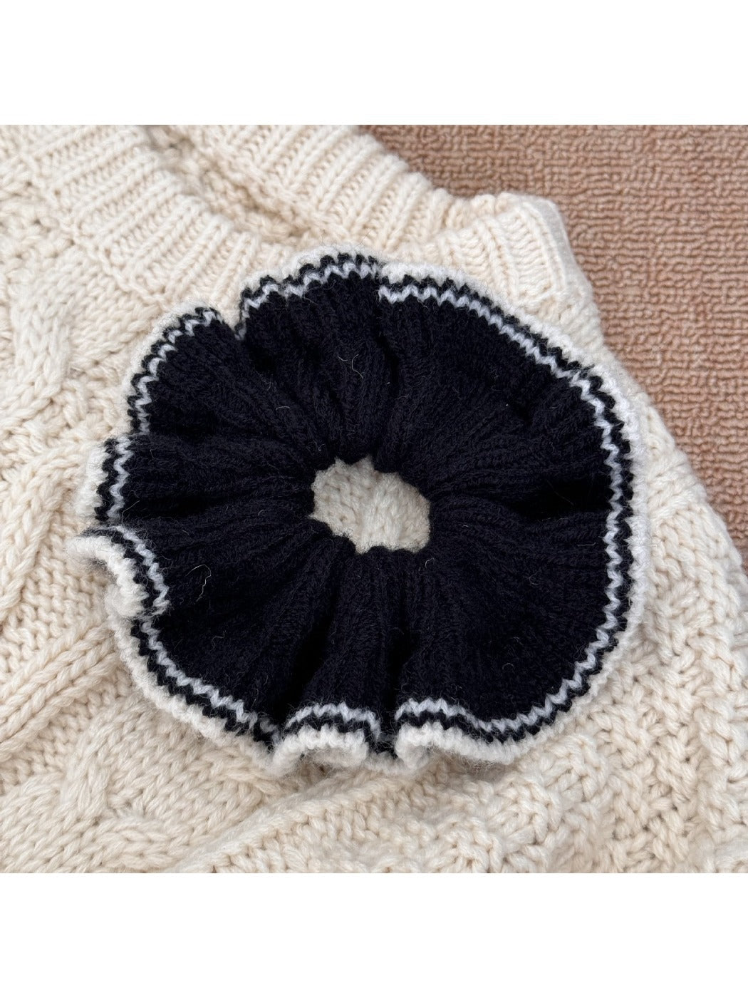 Gifty - Cute Knit Color Edge Scrunchie