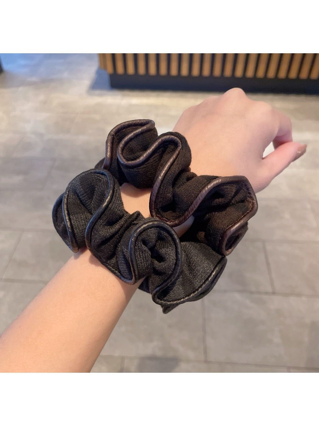 Gifty - Minimalist Fall Winter Scrunchie