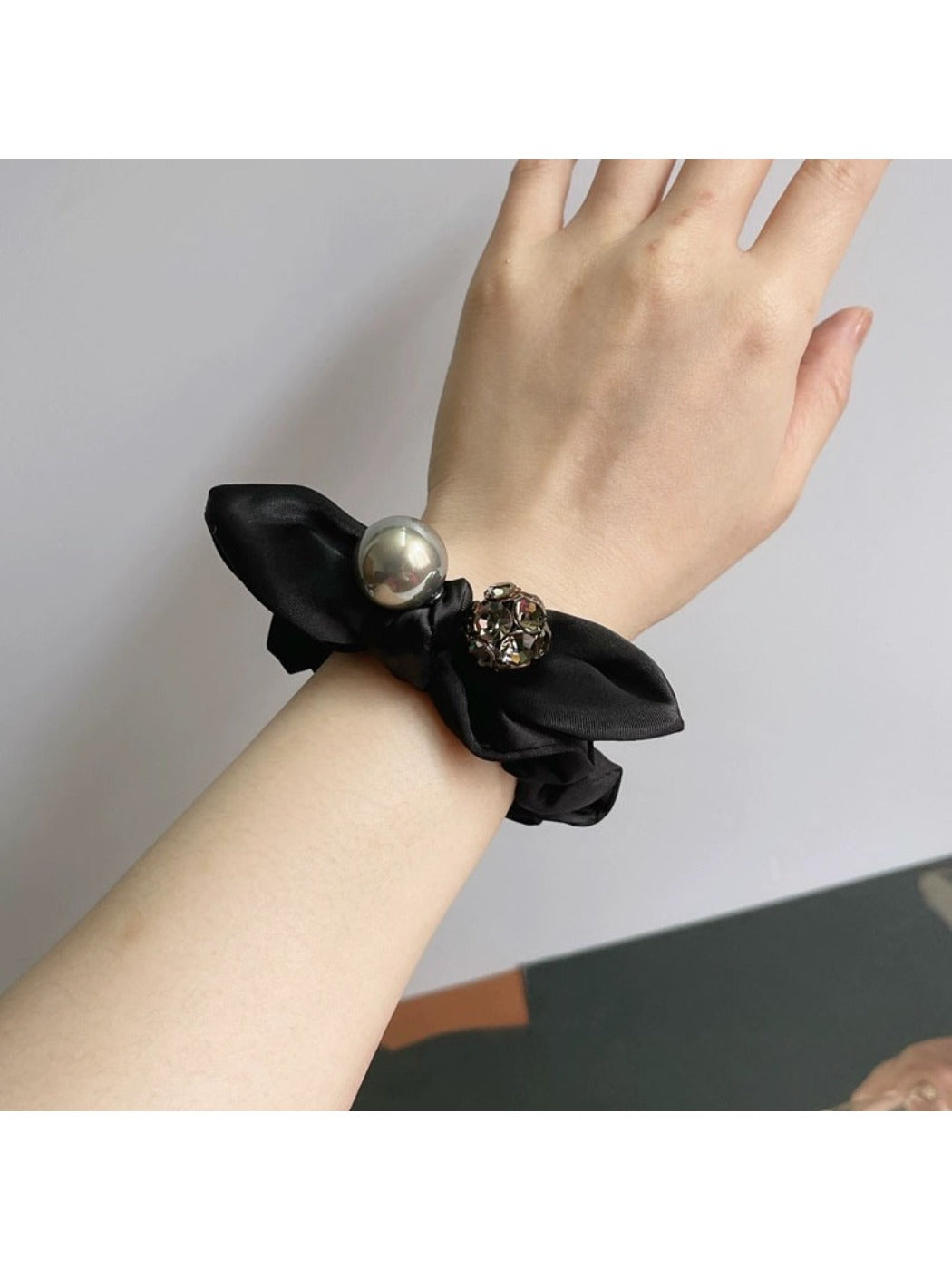 Gifty - Minimalist Black Ruched Scrunchie
