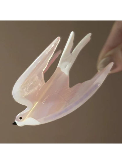 Beau bird claw clip held in hand demonstrating size and grip