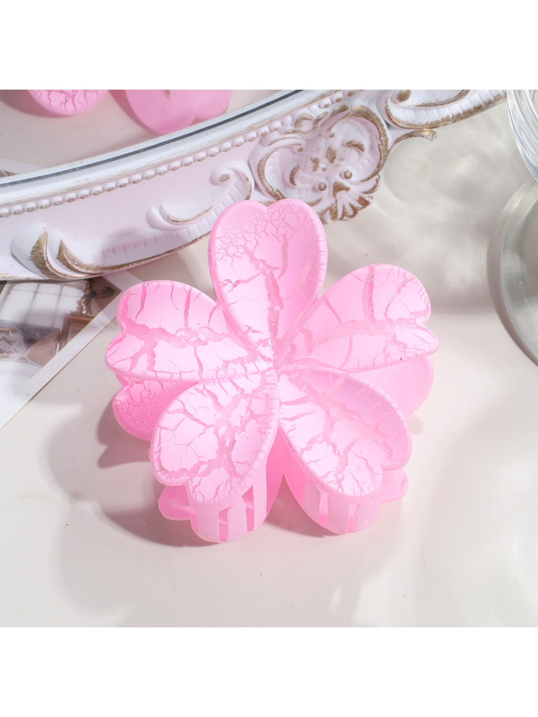 Beau - Textured Plastic Seashell Silhouette Claw Clip