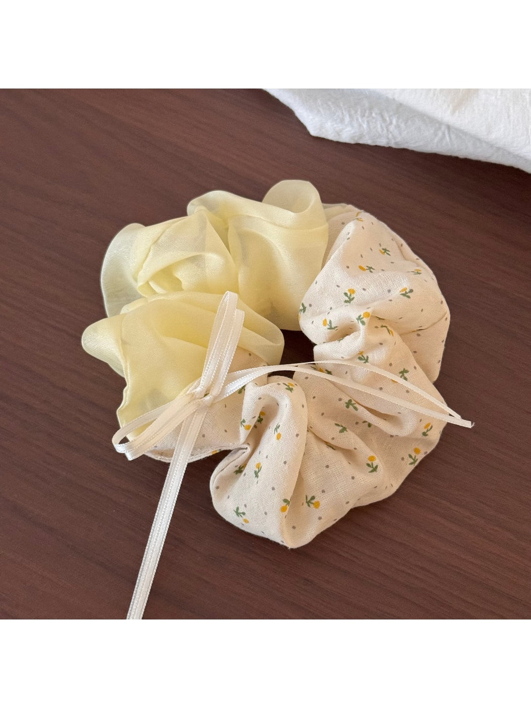 Gifty - Floral Ruffle Trim Polyester Fabric Scrunchie