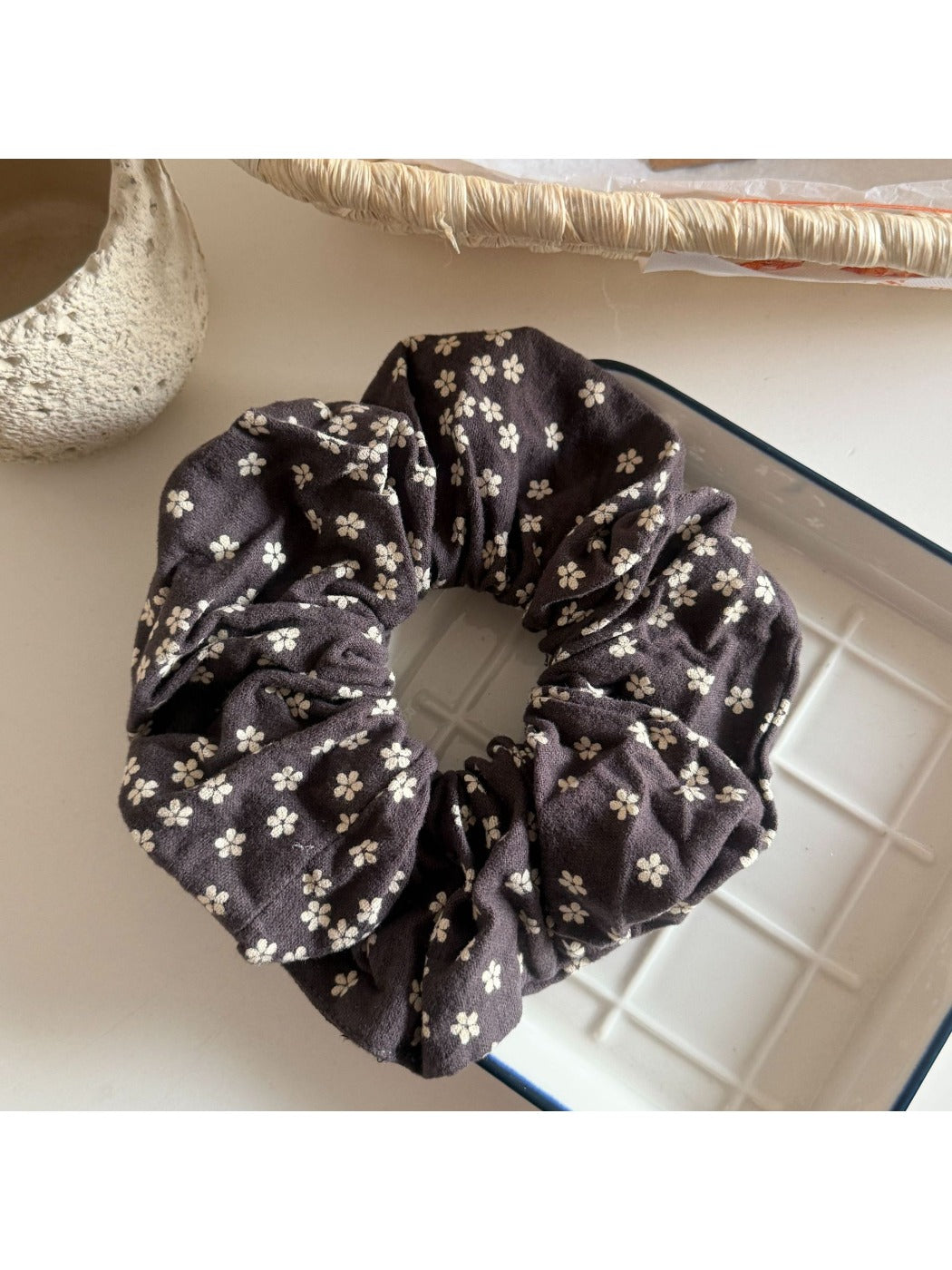 Gifty - Retro Floral Polka Dot Scrunchie