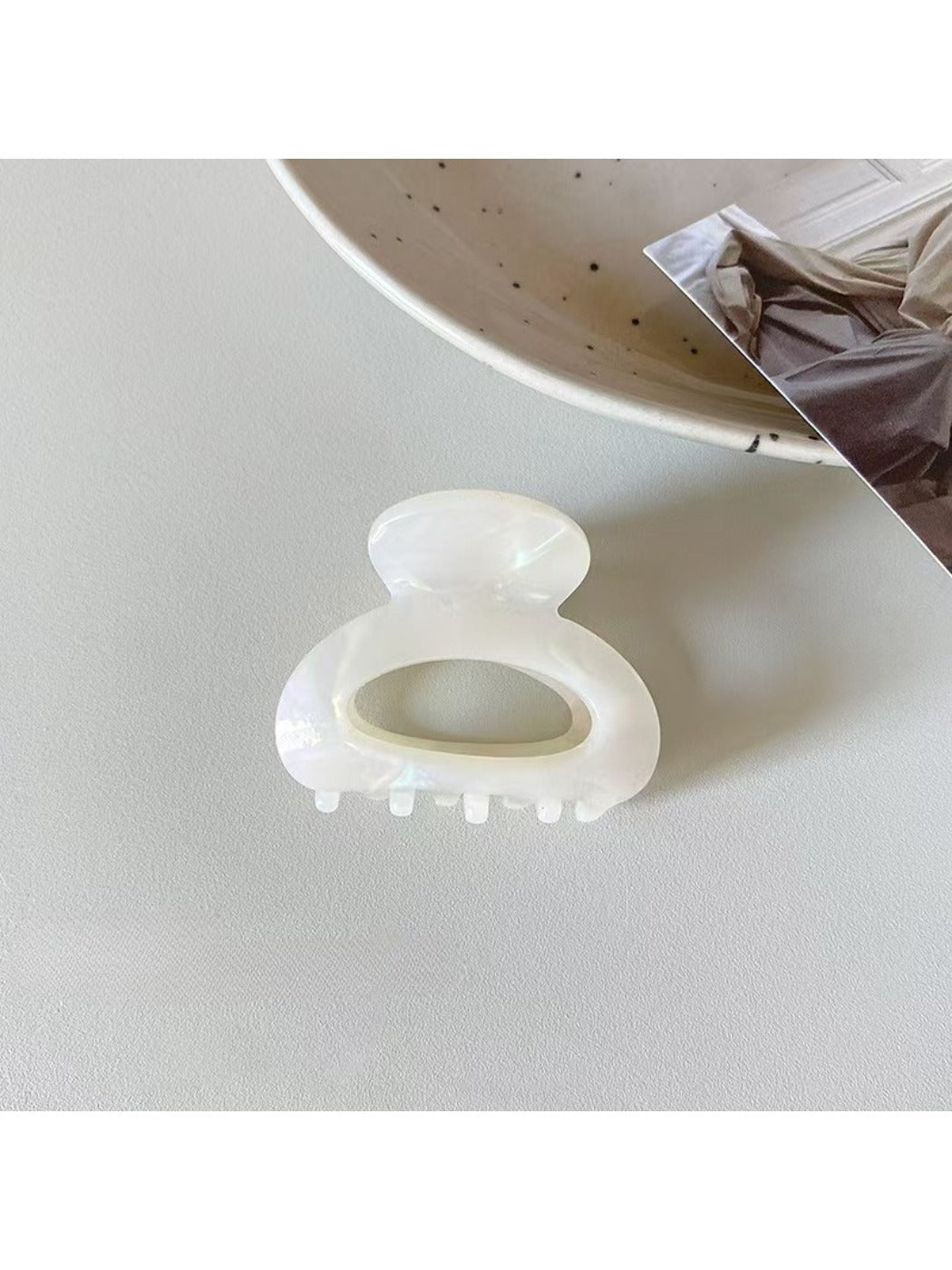 Beau - Hollowed Out Oval Shaped Claw Clip