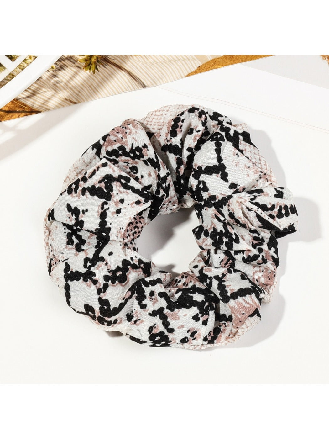 Gifty - Fashionable Leopard Print Scrunchie