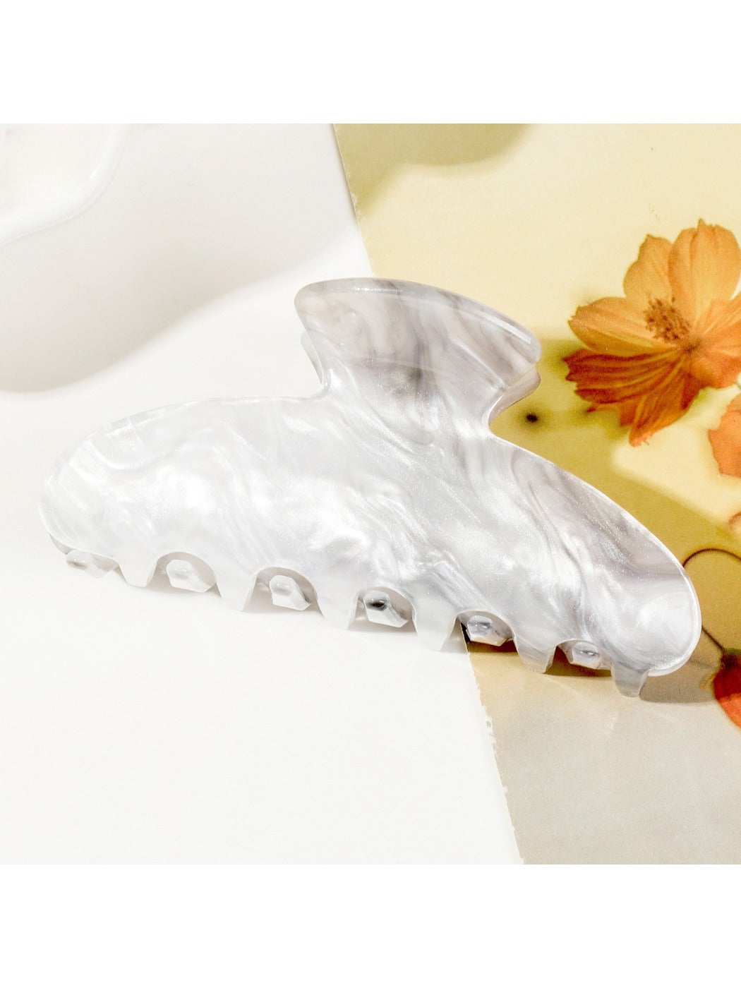 Beau - Trendy Acrylic Hair Clips