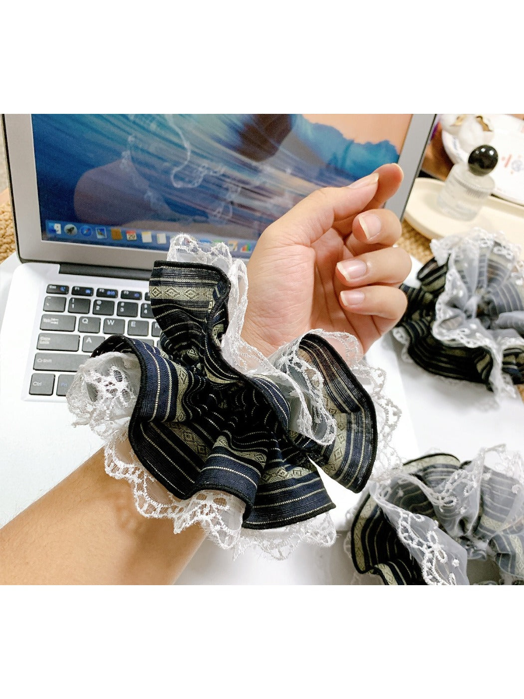 Gifty - Lace Trim Checkered Scrunchie for Women