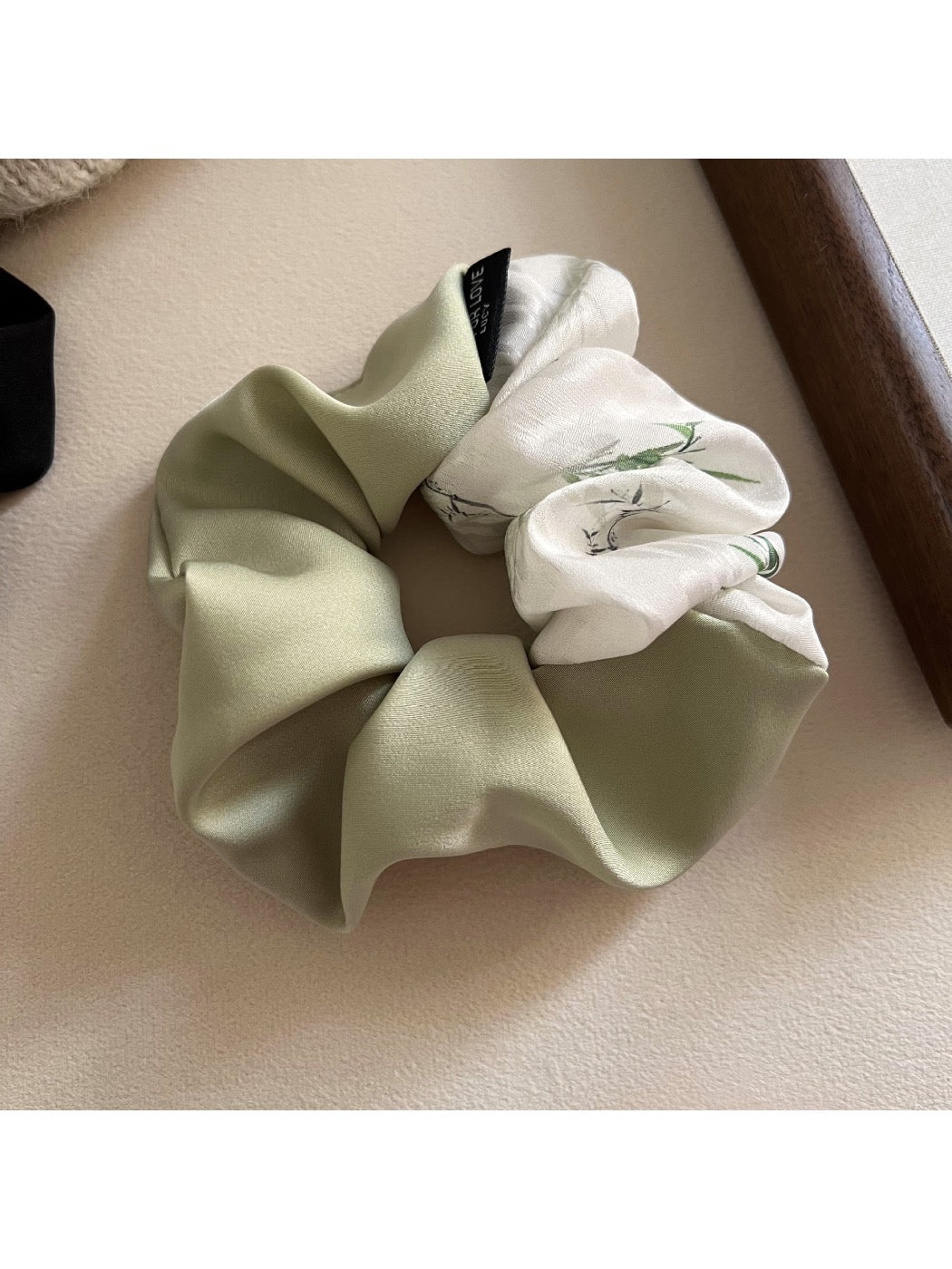 Gifty - Bamboo Print Satin Scrunchie