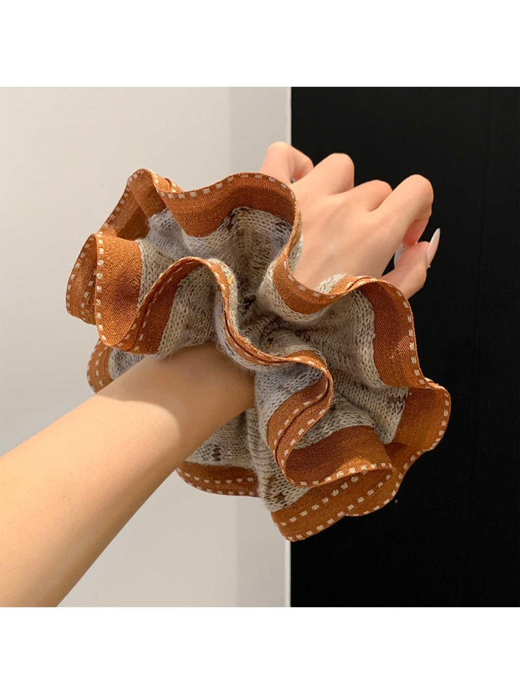 Gifty - Brown Knit Scrunchie Hair Tie