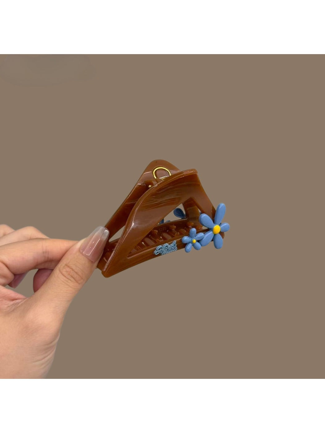 Side view of Beau triangular hair claw clip highlighting its sleek design