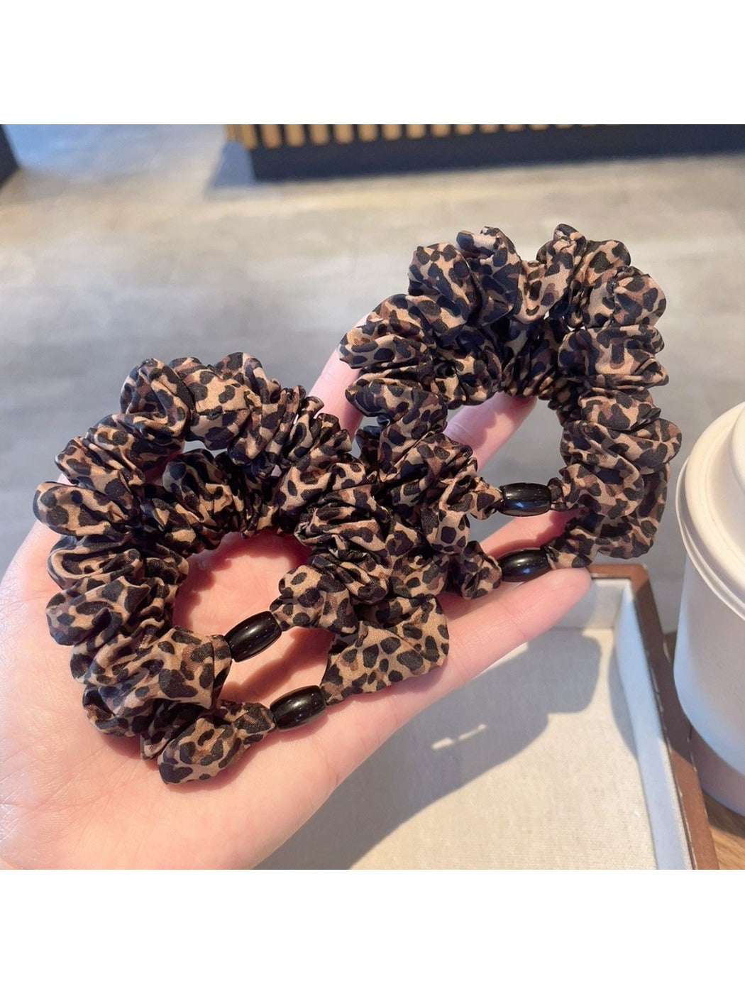 Gifty - Chic Leopard Print Hair Scrunchie