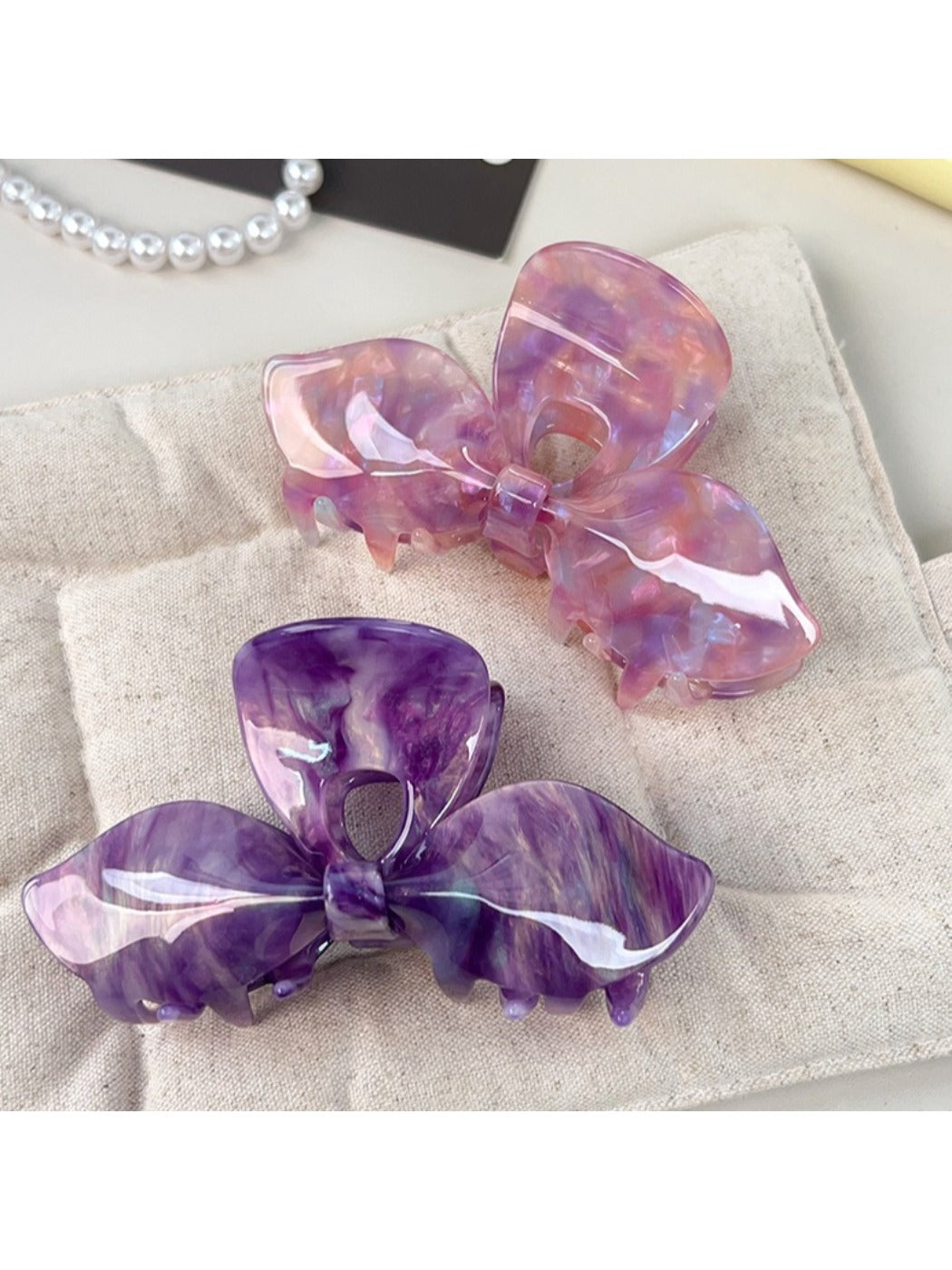 Side view of Beau bow hair claw clip highlighting curved teeth