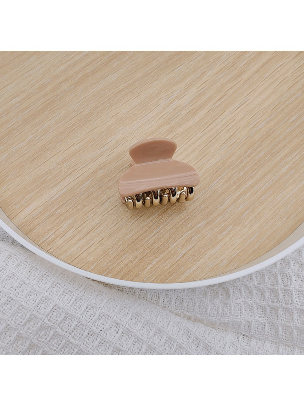 Beau medium half ponytail claw clip styled in casual half-up hairstyle