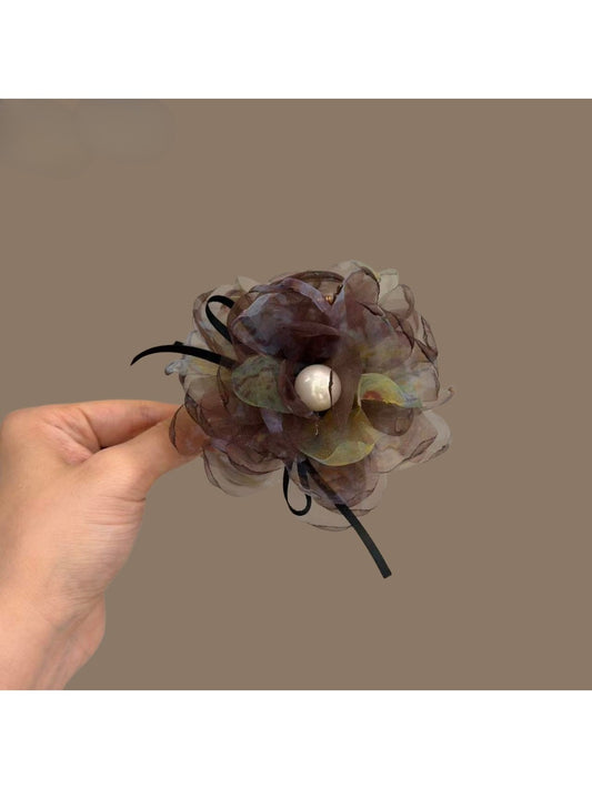 Beau charming rose-shaped fashion hair clip in soft pink with detailed petals