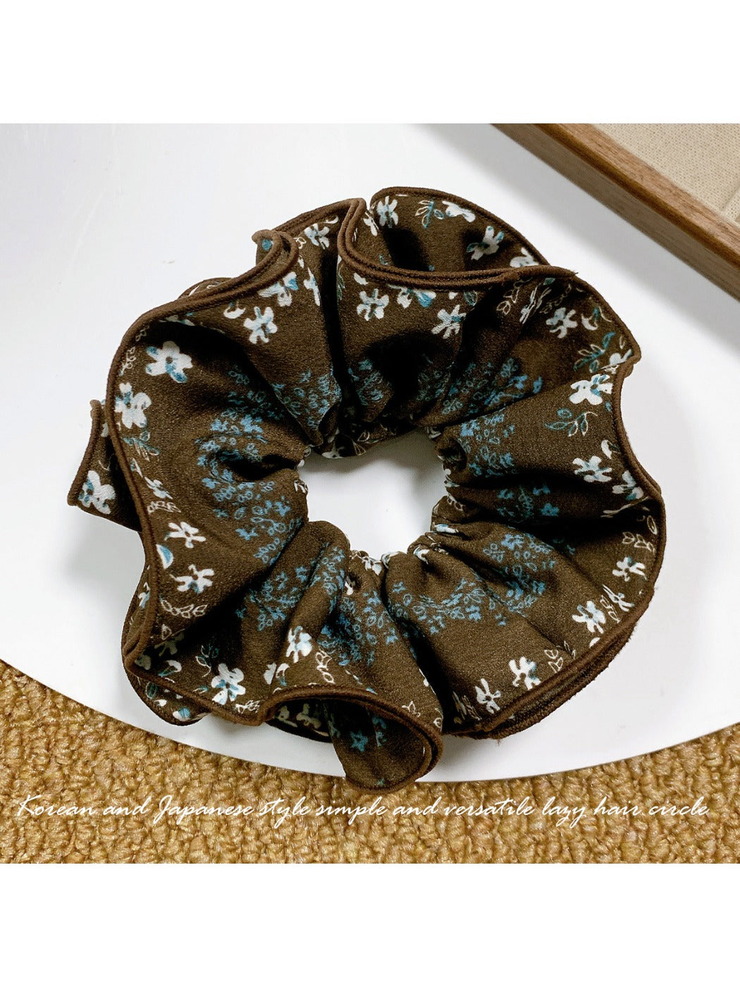 Gifty - Elegant Vintage Floral Scrunchie