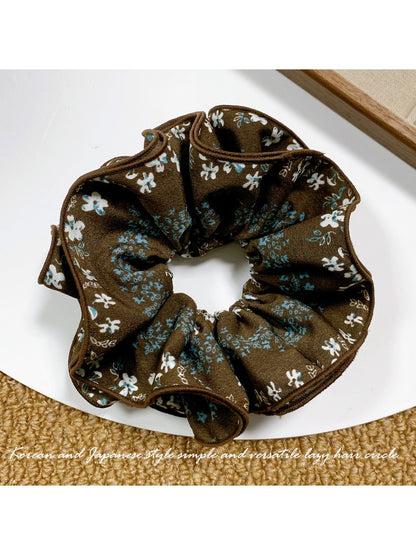 Gifty - Elegant Vintage Floral Scrunchie