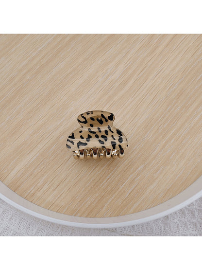 Beau medium half ponytail claw clip on model with shoulder-length hair