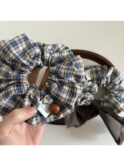Gifty vintage plaid bow scrunchie displayed on a white background