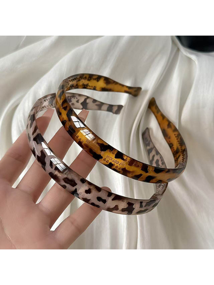 Close-up of leopard print pattern on foldable plastic headband