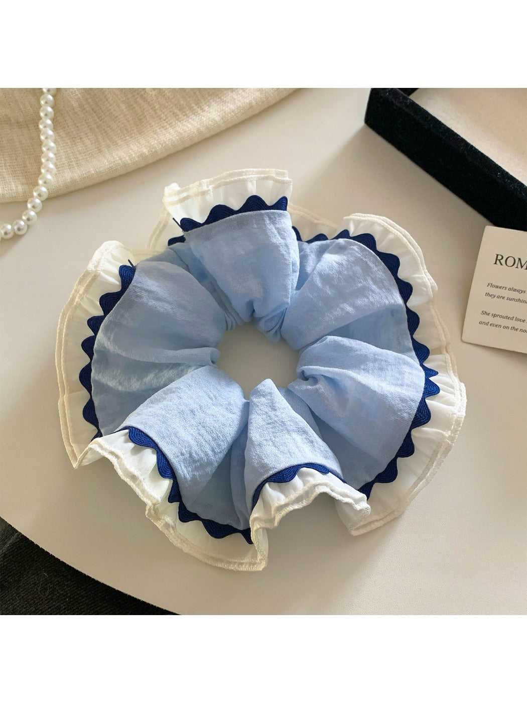 Gifty minimalist scrunchie with wavy design in neutral color