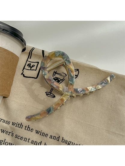 Beau large size claw clip in glossy acetate material with marbled brown tones