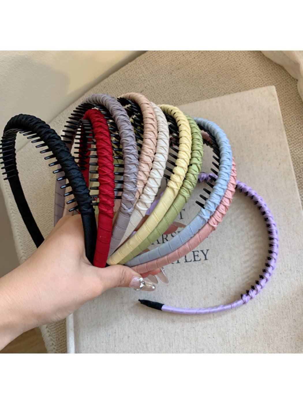 Gifty headband worn by a model with short hair in a casual outfit