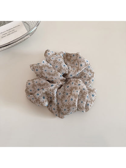 Gifty scrunchie packaged in branded box with clear view of daisy print