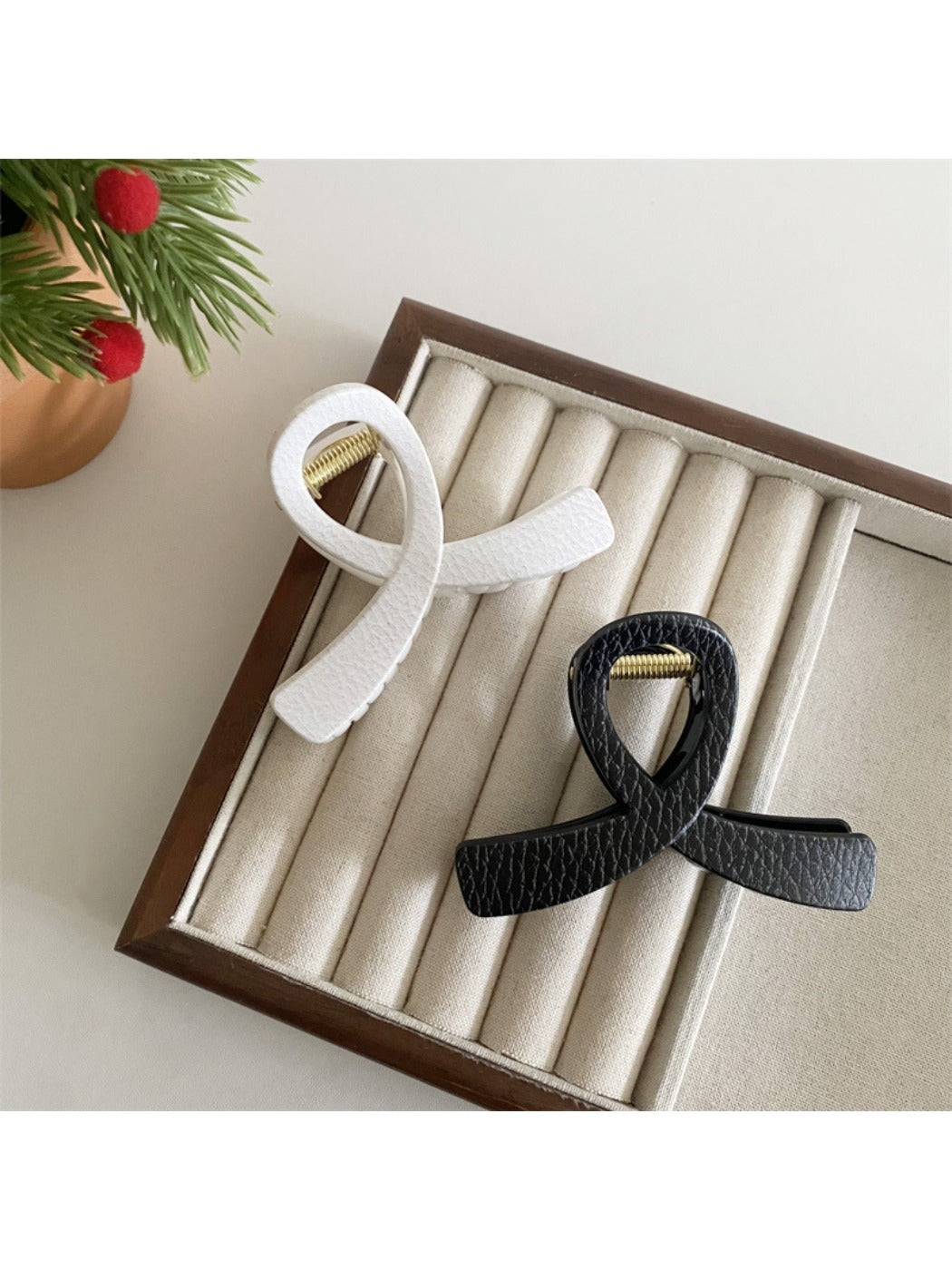 Beau - Black and White Crisscross Hair Claw Clip