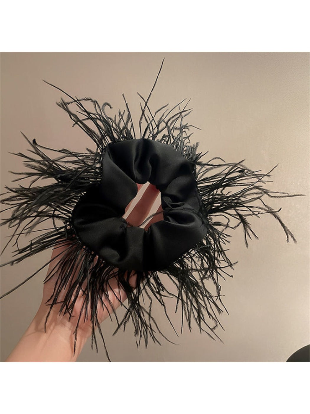 Gifty - Floating Feather Elegant Scrunchie