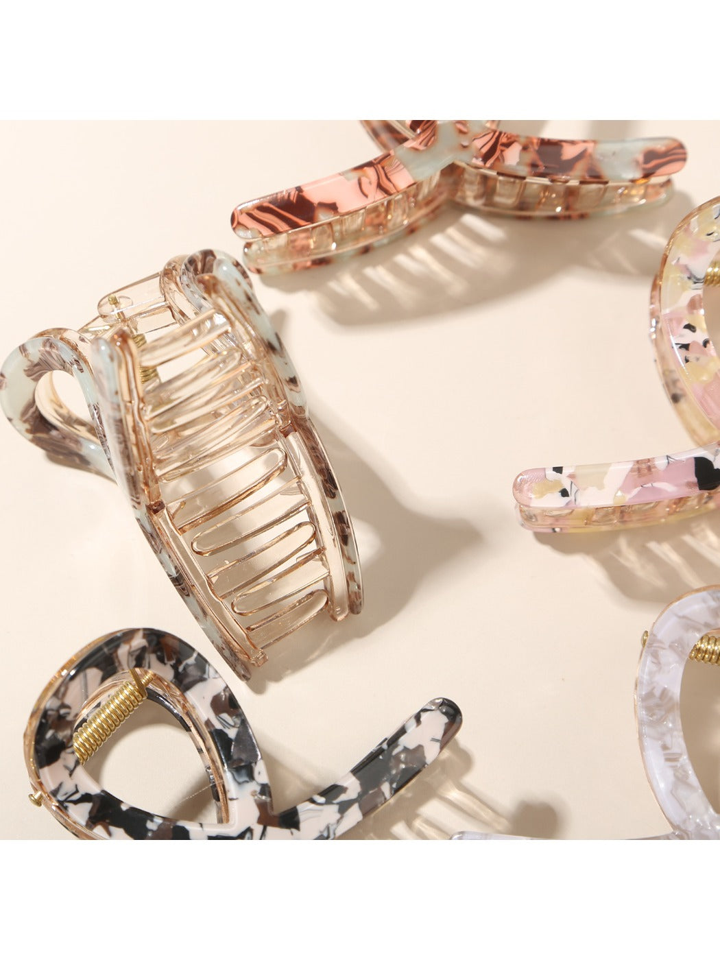 Beau - Minimalist Crisscross Claw Clip
