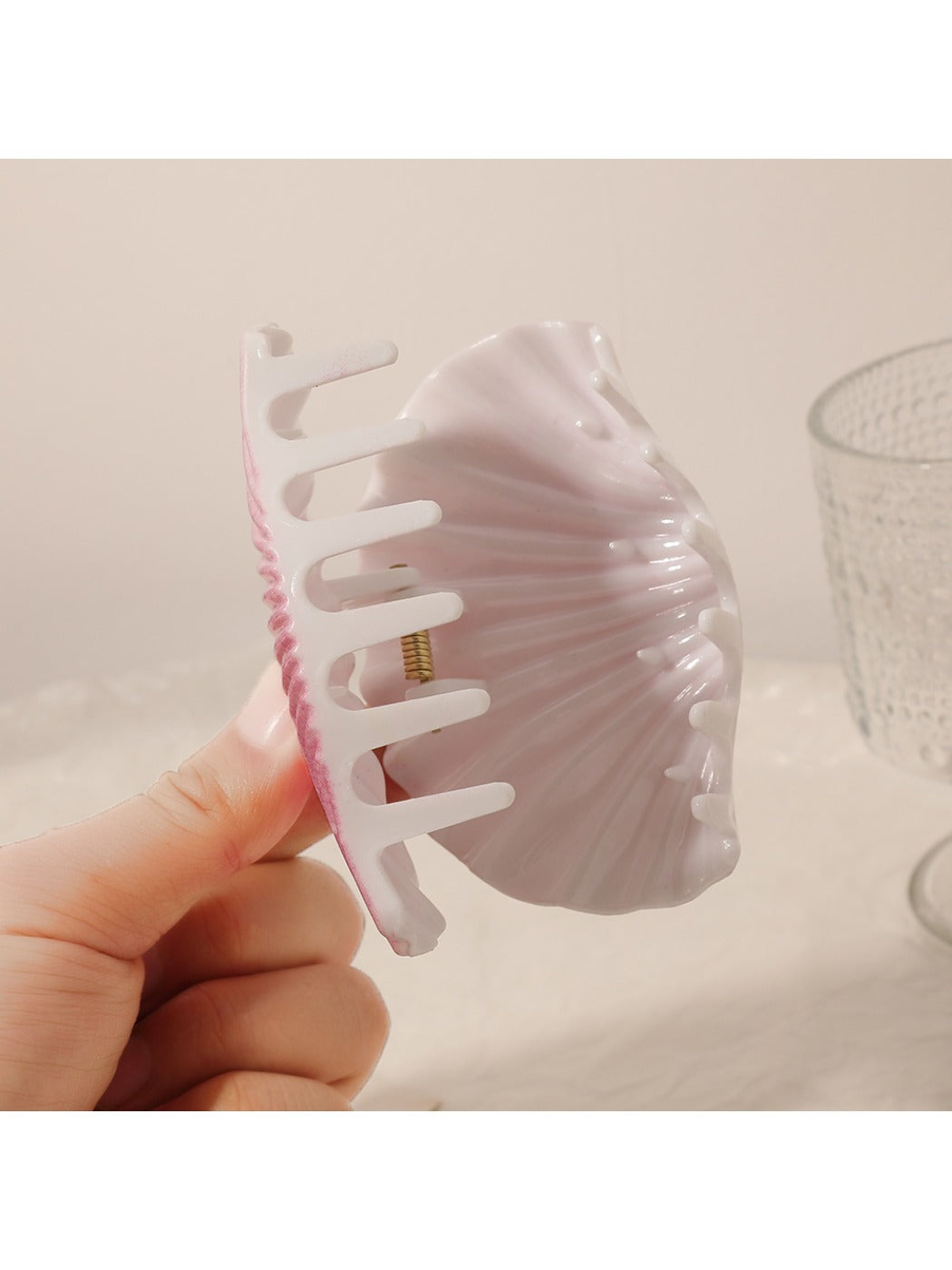 Beau - Stylish Seashell Shaped Hair Clip