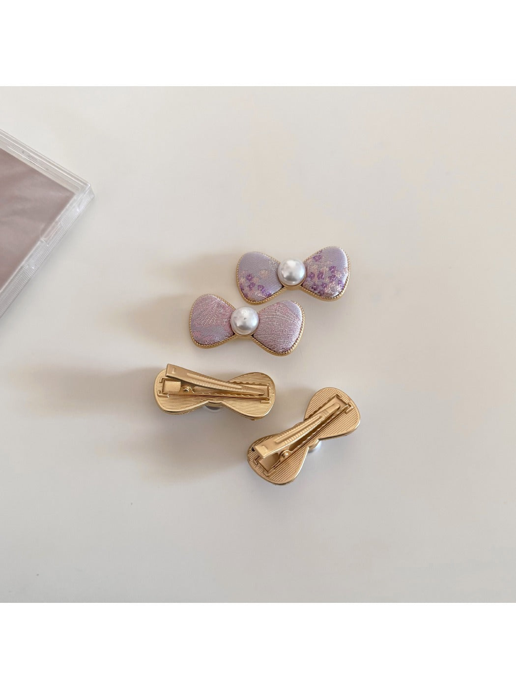 Side view of Beau bow hair clip highlighting its curved shape