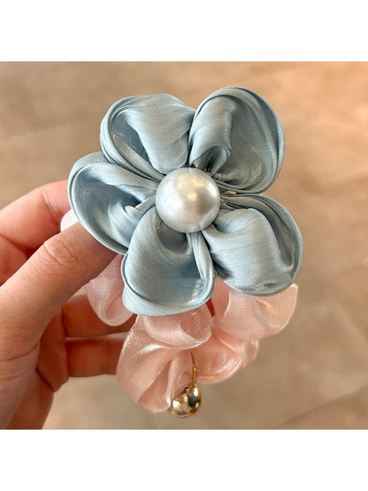 Gifty - Five-Petal Flower Scrunchie