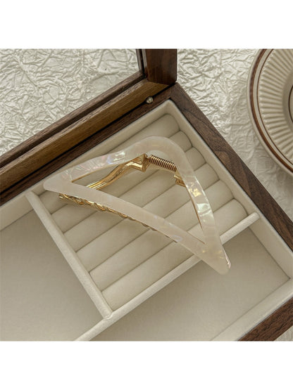 Beau claw clip holding hair, demonstrating size and grip