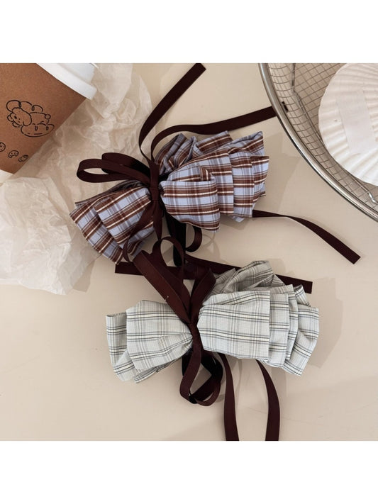 Close-up of Beau delicate bow shaped hair clip in soft pink fabric
