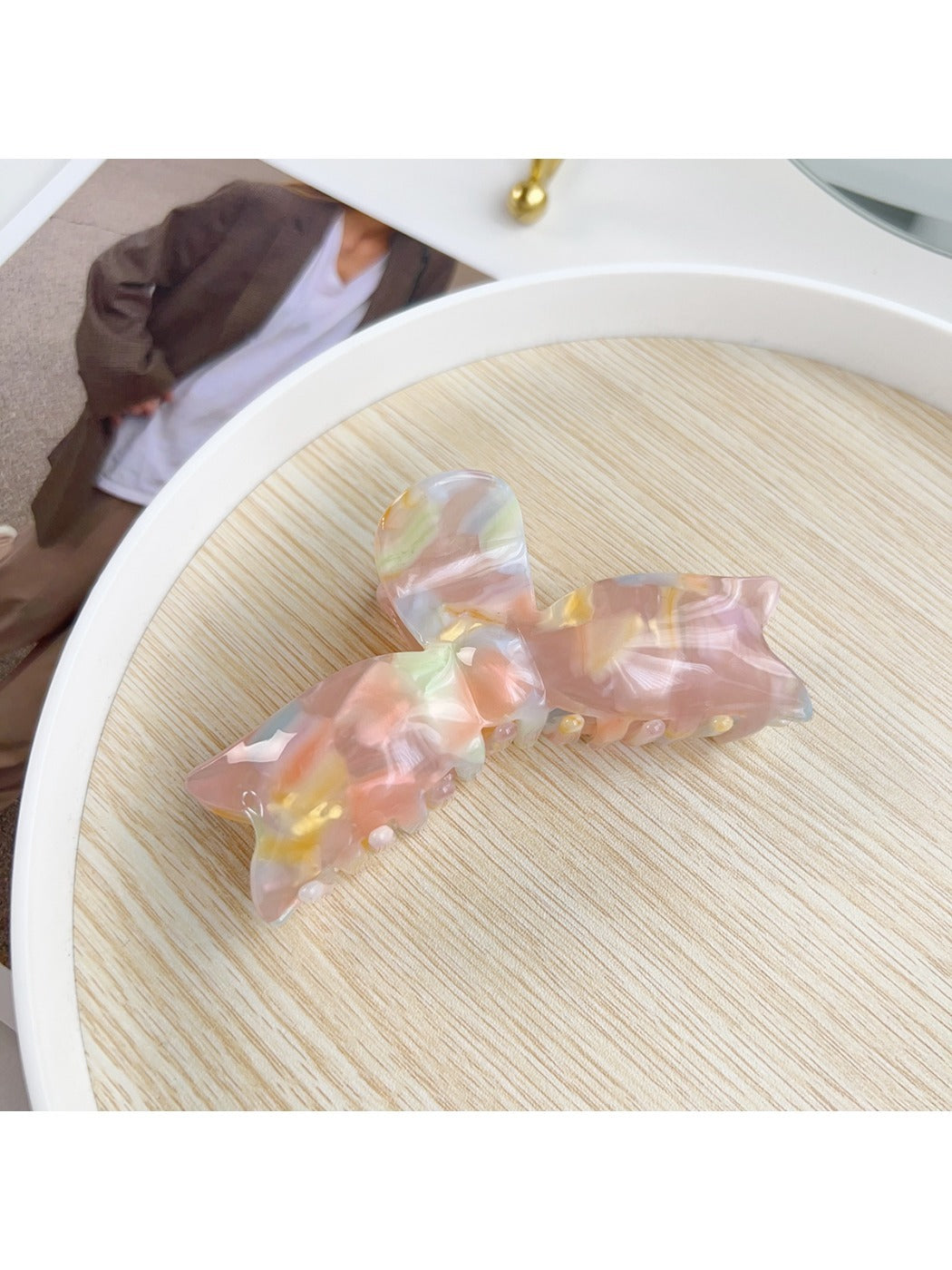 Model wearing Beau sweet bow shaped hair claw clip with loose waves
