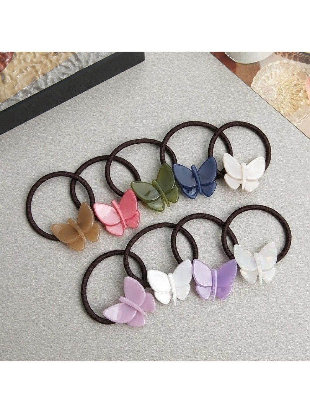 Gifty - Solid Colored Butterfly Hair Tie