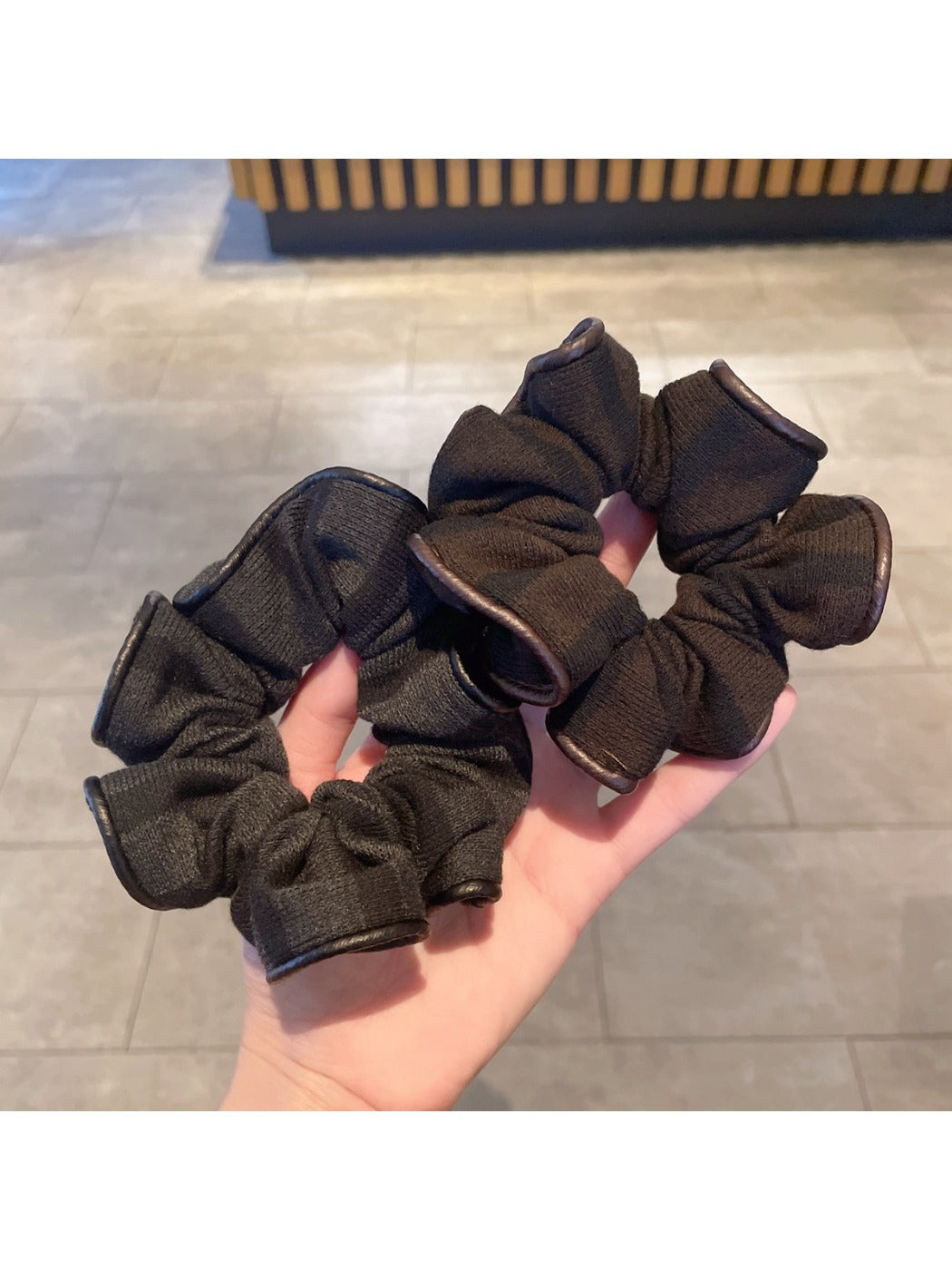 Gifty - Minimalist Fall Winter Scrunchie