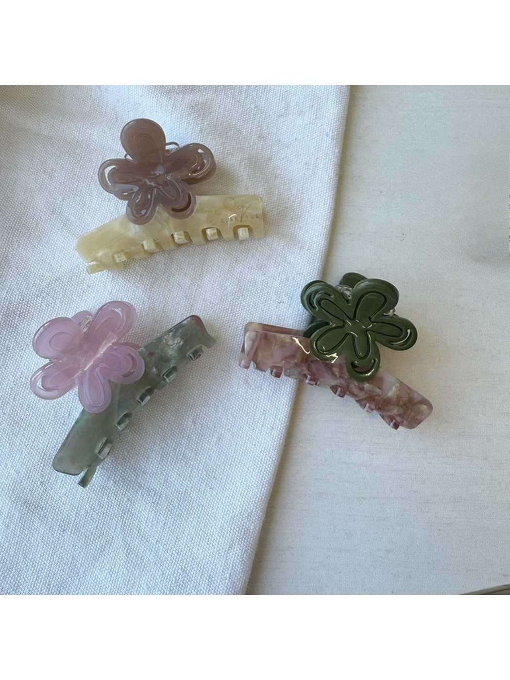 Beau - Minimally Designed Floral Acetate Hair Clip